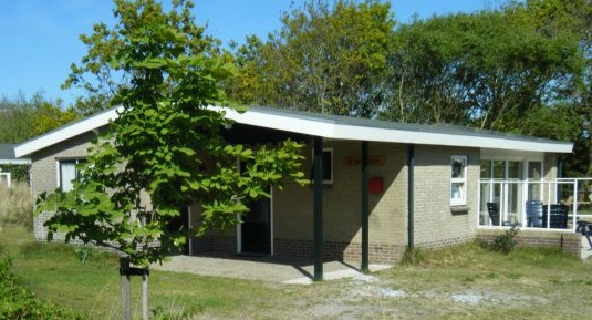 Het huis met ruime tuin en terras op het zuiden.